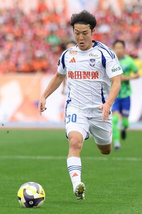 湘南-新潟 前半、サイドを突破するMF奥村仁=レモンガススタジアム平塚