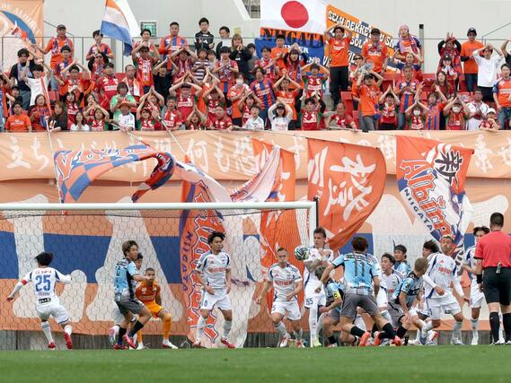 ＦＣ大阪－新潟　前半、相手の直接ＦＫを体を張ってゴールを守る新潟の選手たち＝花園