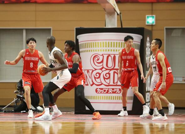 第3クオーター、ディフェンスする開志国際の選手ら=新潟市東総合スポーツセンター