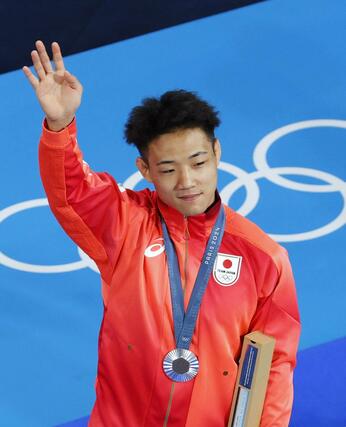 男子フリー７４キロ級で銀メダルを獲得し、声援に応える高谷大地＝パリ（共同）