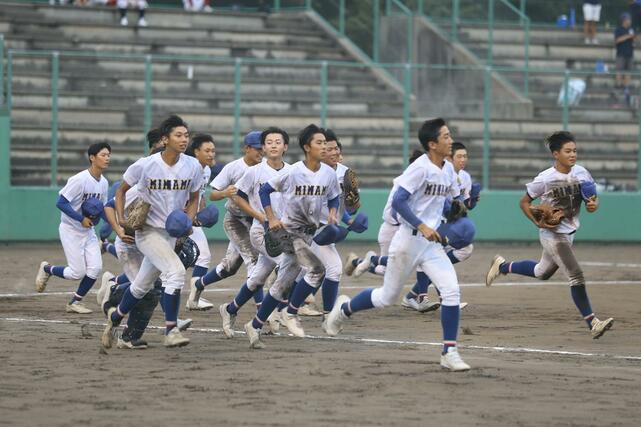 新発田南－新潟西　新潟西に勝利した新発田南ナイン＝９月６日、新発田市五十公野公園野球場