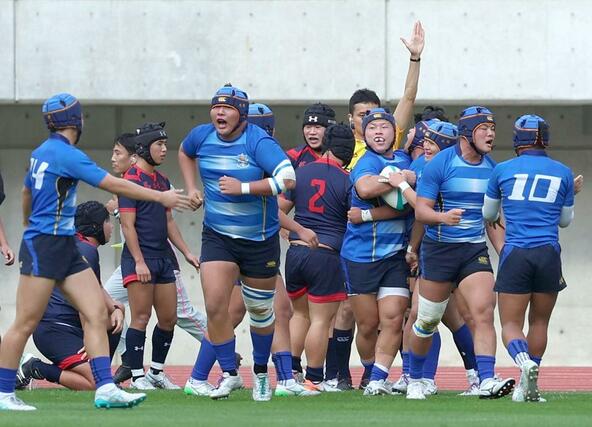 開志国際－北越　前半、北越の佐々木信がトライを決め、喜ぶ北越の選手たち＝ビッグスワン
