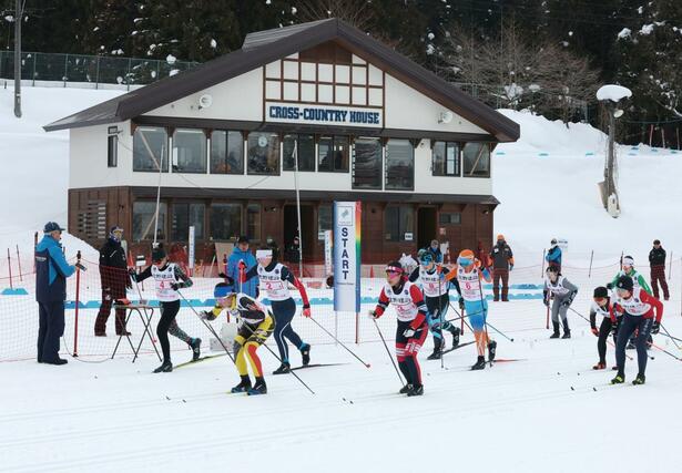 女子４×３キロリレー　１走の松澤にこり（２・左から３人目）がスタート＝６日、長野県の野沢温泉南原クロスカントリーコース