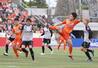 新潟L-INAC神戸 CKからの流れでゴールを狙うDF三浦紗津紀=新潟市陸上競技場
