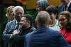 G7サミットで各国首脳らとの写真撮影に臨むウクライナのゼレンスキー大統領(左から3人目)=16日、フランス東部エビアン(AP=共同)