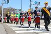 春の全国交通安全運動出発式で横断歩道の渡り方の指導を受ける園児ら＝６日、新潟市中央区の県庁前