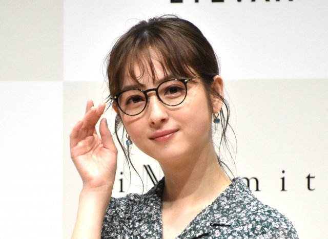 佐々木希 メガネ姿でさわやかな笑顔 10代の頃から愛用 アイウェアはファッションの一部 新潟日報デジタルプラス