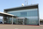 【刈羽村2026年度予算案】8・2％減58億9600万円　小中学校体育館にクーラー、サッカー場の芝張り替えも