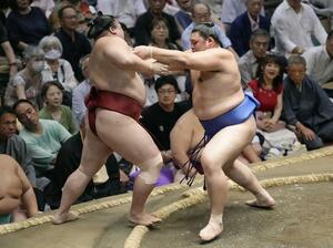 大の里が押し出しで隆の勝を下す=両国国技館