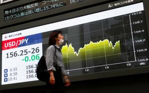 　円相場の推移を示すモニター＝７日午後、東京都中央区
