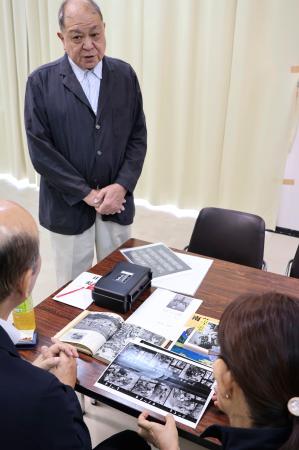 鹿児島県奄美市に寄贈した写真データについて説明する民俗写真家の故芳賀日出男さんの長男日向さん=3日、奄美市
