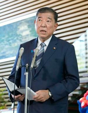 記者団の取材に応じる石破首相=19日午後、首相官邸