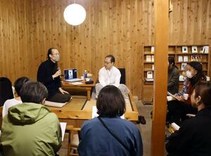 翻訳への思いや苦労などに耳を傾けたトークイベント＝佐渡市羽茂大崎