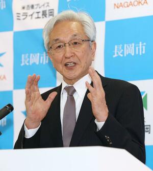 記者会見する長岡市の磯田達伸市長=3月29日、アオーレ長岡