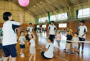 和気あいあいとスポーツを楽しむ加茂暁星高校の生徒と地元保育園児ら=加茂市狭口