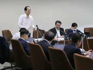 コメ農家に支払われる仮渡し金などについて議論した産業経済委員会=25日、県議会