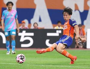 新潟－鳥栖　後半３９分、ＤＦ藤原奏哉がゴールを決め、３－４＝ビッグスワン（写真映像部・永井隆司）
