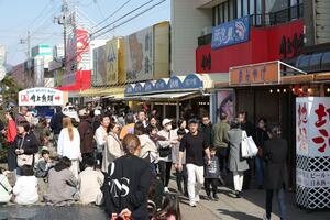 本県ランキング１位の寺泊魚の市場通り＝長岡市