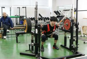 日本代表として出場する国際大会に向けてトレーニングに励む渋谷駿介さん=新潟市西区みずき野3