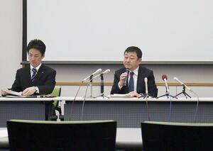 原子炉に核燃料を入れる時期について定例記者会見で発表した東京電力柏崎刈羽原発の稲垣武之所長(右)=3月28日、柏崎刈羽原発