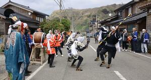 日程を土曜に変更したことで集落外の“助っ人”の力を借り、約40年ぶりに公民館前などで芸能を披露した大倉祭り=佐渡市大倉