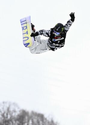 スノーボードＷ杯札幌大会の男子ハーフパイプで技を決める平野海祝＝札幌市ばんけい