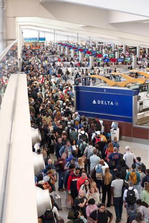 　米南部アトランタの空港で長い行列をつくる乗客たち＝２２日（ゲッティ＝共同）