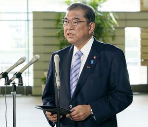北朝鮮の短距離弾道ミサイル発射に関し、記者団の取材に応じる石破首相=11月5日午前、首相官邸