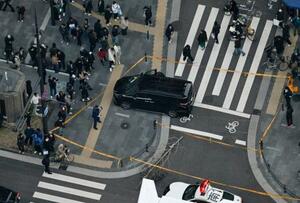 　ワゴン車が歩道に乗り上げ、歩行者が負傷した事故現場＝２７日午後４時５０分、大阪市中央区（共同通信社ヘリから）