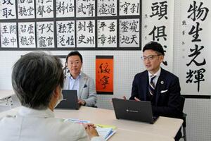 「都民シルバーサポートセンター」で、会社員の男性(手前)の相談を受ける担当者=12日、東京都世田谷区