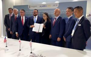 JERA(ジェラ)と米エネルギー企業のLNG販売を巡る意向書署名式=10日、イタリア・ミラノ