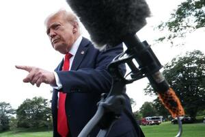 カーク氏について報道陣の質問に答えるトランプ米大統領=11日、ホワイトハウス(ゲッティ=共同)