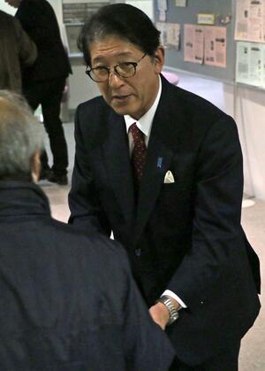 参加者にあいさつする高鳥修一氏=12月15日、上越市