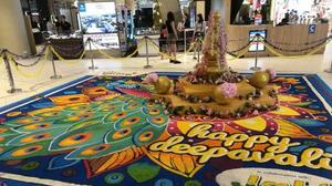 首都近郊スランゴール州のショッピングモールに敷かれたヒンズー教の祝日「ディパバリ」を祝うカーペット=10月4日