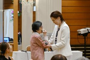 歌い終わったときの恩師苅部初江先生と私