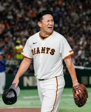 5回を投げ終え、ベンチに戻る巨人・田中将=東京ドーム