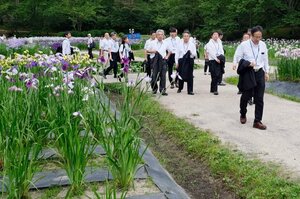 アヤメを活用してまちづくりをする自治体が集まった「あやめサミット」の首長会議=新発田市五十公野