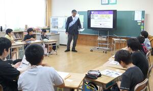 子どもたちが選挙の仕組みや投票の大切さを学んだ出前授業=佐渡市赤泊