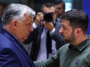 ベルギー・ブリュッセルで開かれたEU首脳会議に参加するウクライナのゼレンスキー大統領(右)とハンガリーのオルバン首相=2024年6月(ロイター=共同)