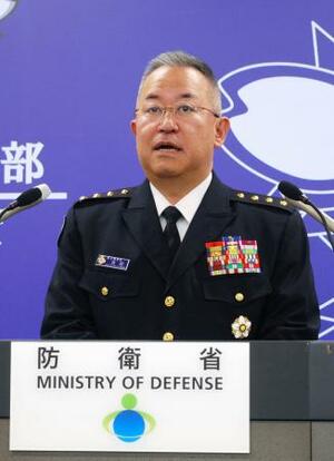 記者会見する吉田圭秀統合幕僚長=29日午後、防衛省