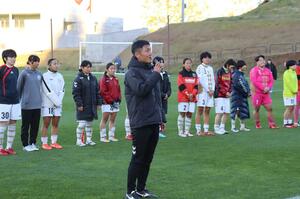 ホーム最終戦後にサポーターへあいさつするFC越後妻有の元井淳監督=11月9日、十日町市馬場癸
