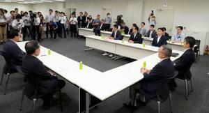 国会内で開かれた、ガソリン税の暫定税率廃止法案を巡る与野党の実務者協議=5日午前