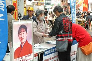拉致問題の早期解決を求める署名を呼びかける中村クニさんら＝２８日、アオーレ長岡