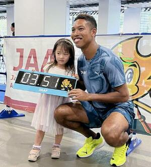 子ども向けイベントに参加した陸上男子のサニブラウン・ハキーム(右)=6日、東京・国立競技場