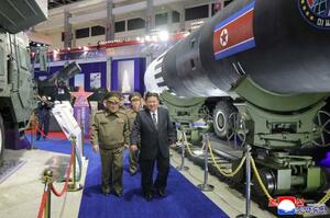 最新兵器を並べた「武装装備展示会」に臨む北朝鮮の金正恩朝鮮労働党総書記(手前右)=4日、平壌(朝鮮中央通信=共同)