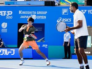 ダブルス決勝でプレーする柚木武(左)、ロハン・ボパンナ組=有明コロシアム