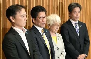 国連のサルモン特別報告者との面会後、取材に応じる(左から)拉致被害者家族会事務局長の飯塚耕一郎さん、同代表の横田拓也さん、横田早紀江さん、横田哲也さん=1日、東京都千代田区