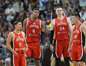 強化試合のドイツ戦で、集まるバスケットボール男子日本代表＝ベルリン（共同）