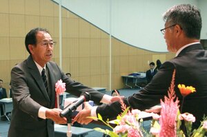 15人の功績をたたえた柏崎市功労者表彰式=柏崎市東本町1の市民プラザ