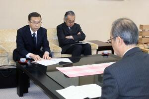 花角英世知事(右)に県立大の新コース設置方針を報告する若杉隆平学長(左)=3月4日、県庁